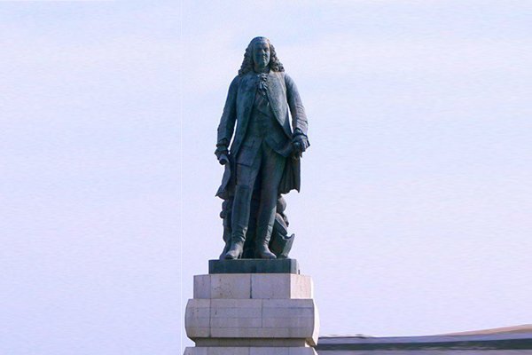 Dupleix Statue